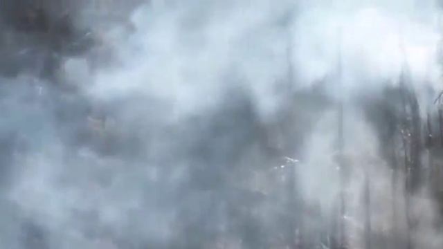 На видео, предположительно, российский военнослужащий на мотоцикле забрасывает 30 кг взрывчатки