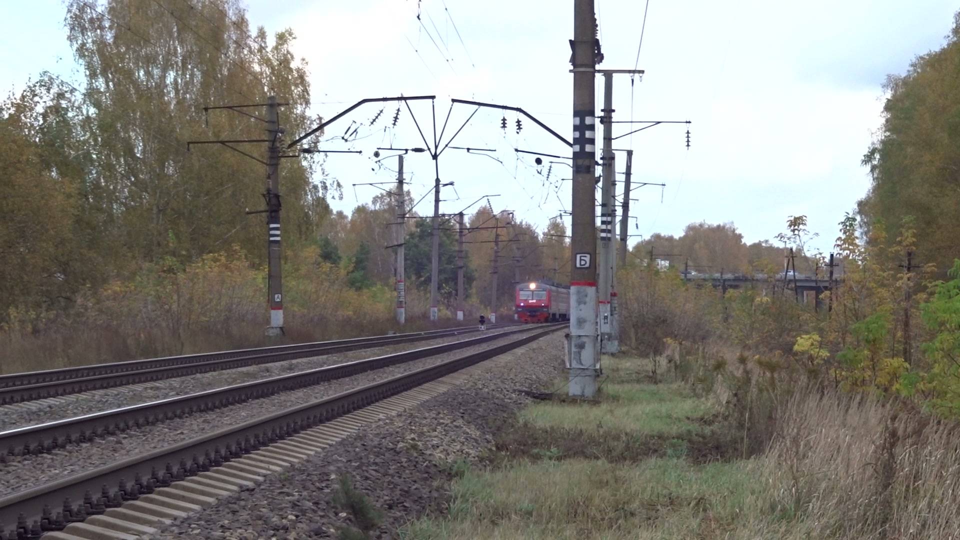 Электропоезд ЭД9Э-0035 покидает станцию Киселиха через чётную горловину смотреть онлайн