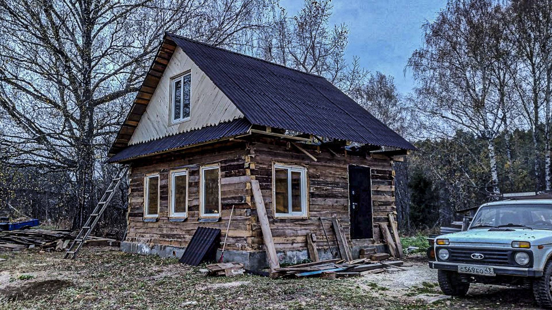 Мастерская обрела окна, дверь и фронтон. Строим дом для инструментов и станков смотреть онлайн