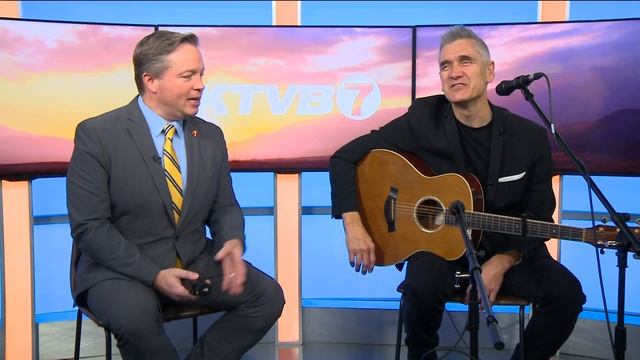 'Lighten up, it's Christmas': Curtis Stigers performs a holiday tune смотреть онлайн