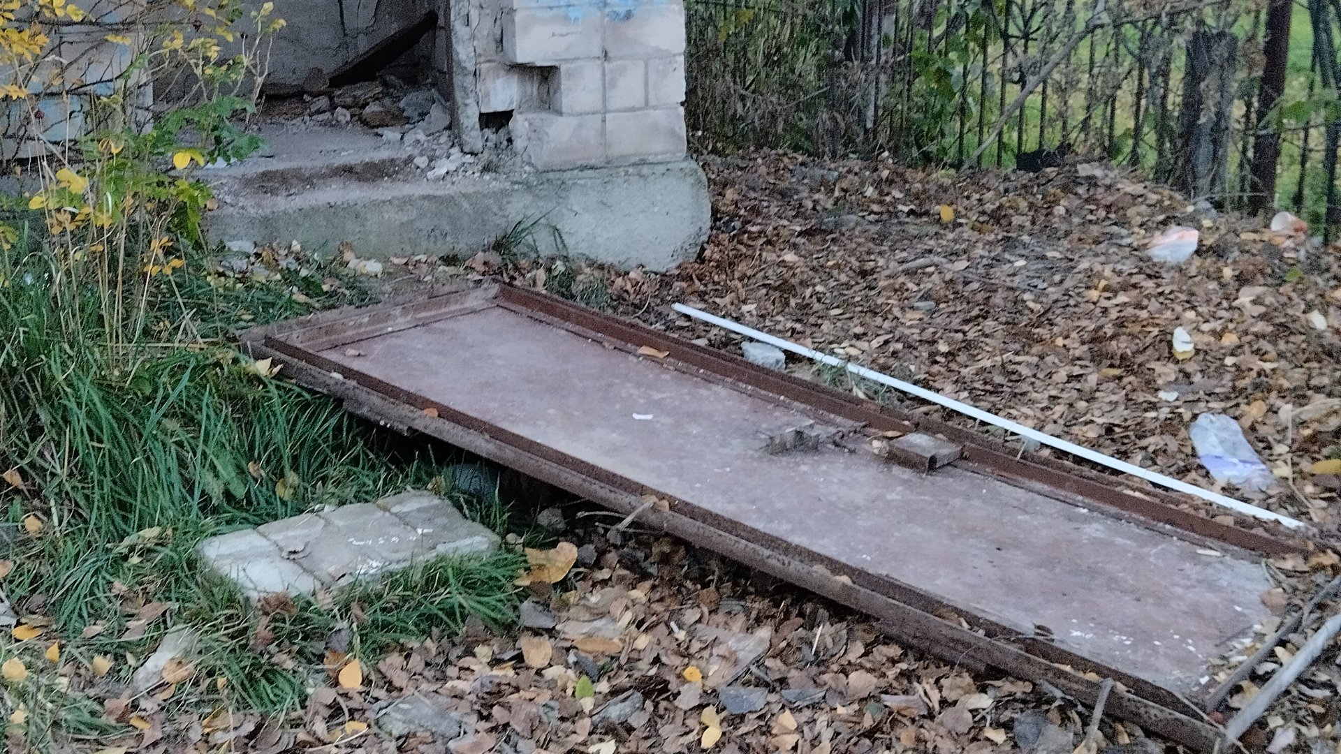 У ЗАБРОШКИ БЫЛА ВЫБИТА ДВЕРЬ.... смотреть онлайн