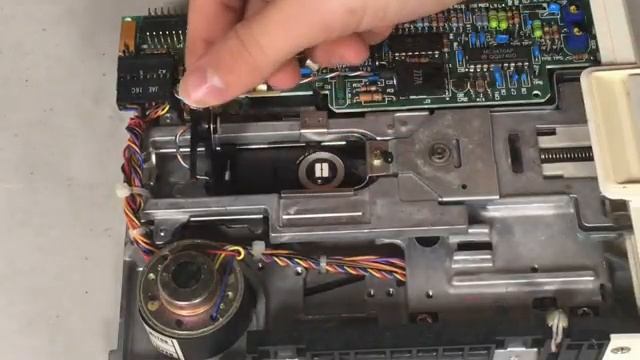 Cleaning and Restoring My Apple //c! -- Part 1 смотреть онлайн