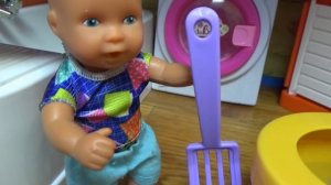 ТУАЛЕТНЫЙ ДРУГ МАКСА С СЮРПРИЗАМИ! КАТЯ И МАКС #СЕМЕЙКА кукол Даринелка Мультики куклы