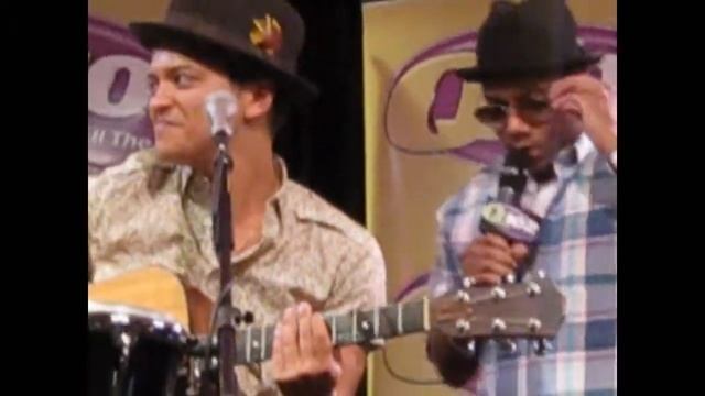 Bruno Mars vs Maxwell: Fedora Face-Off | Studio Q May 7, 2011 смотреть онлайн