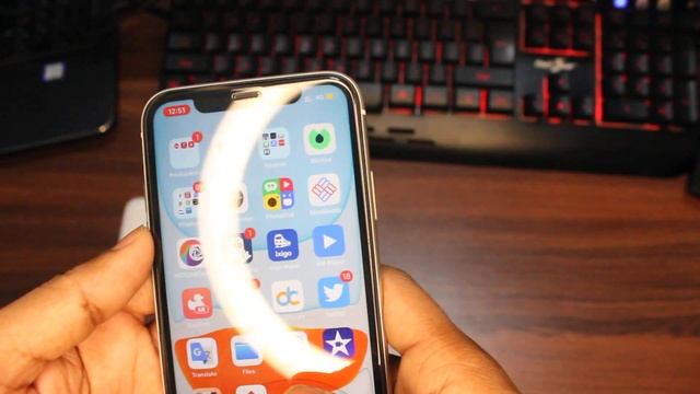 what is the iPhone 11 (IOS 14) Dot Indicator on Screen. Amazing Security Feature ? смотреть онлайн