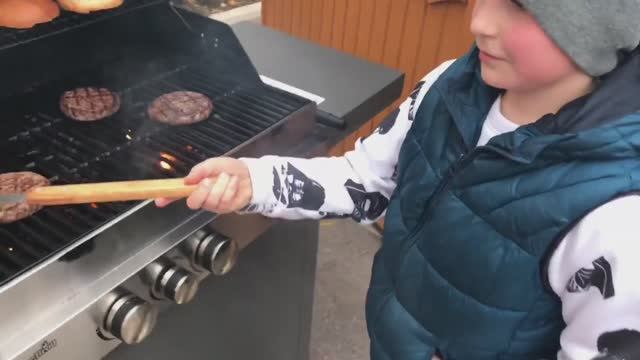 Дети готовят Бургер на гриле. Мастер-класс от Мужской кухни. смотреть онлайн