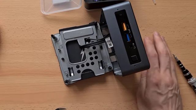Intel NUC Festplatte entfernen смотреть онлайн
