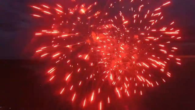 Высотный фейерверк под музыку в исполнение наших пиротехников! смотреть онлайн
