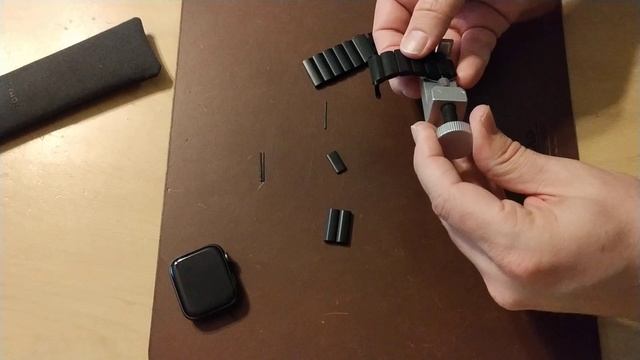 How to Take Out Watch Links - Adjusting Your Nomad Titanium Band смотреть онлайн
