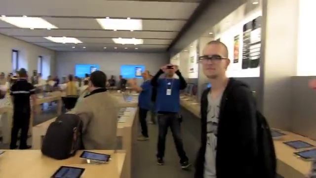 Falleros im Apple Store Valencia смотреть онлайн