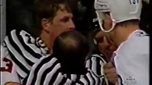 Gary Roberts vs Mats Sundin смотреть онлайн