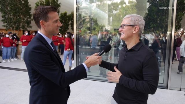 Apple CEO Tim Cook Interview! He talks repairs, stores, AI and what's next смотреть онлайн