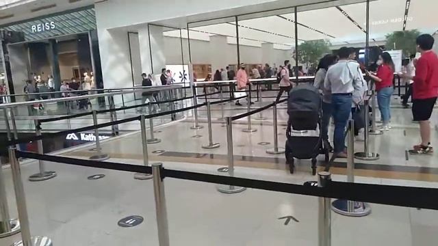 Apple store at Chadstone shopping centre Melbourne VIC Australia смотреть онлайн