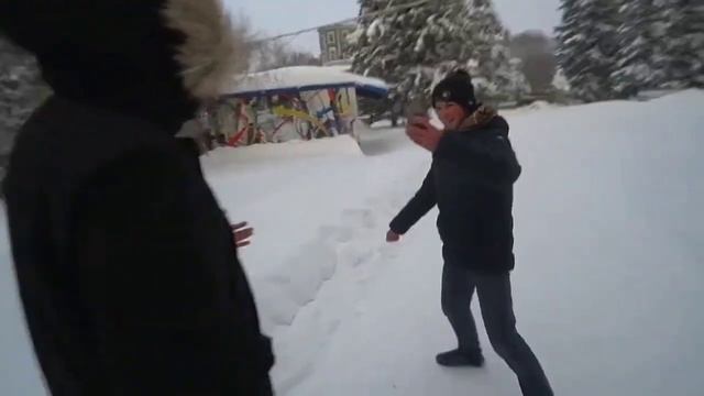 Макс разбил айфон школьнику. Эдит смотреть онлайн