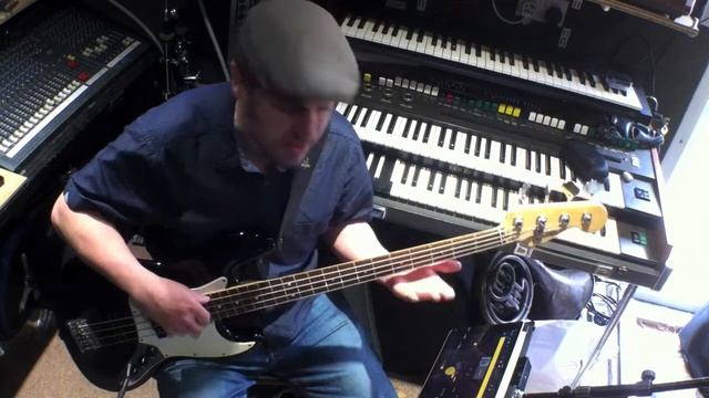 Bass Guitar Lessons - Playing with drums смотреть онлайн