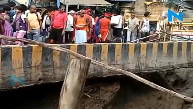 वाराणसी में टला बड़ा हादसा, 30 फीट धंसी कांवड़िया मार्ग की सड़क смотреть онлайн