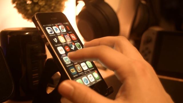 iPhone SE Review - Is It Still Worth It In 2017? смотреть онлайн