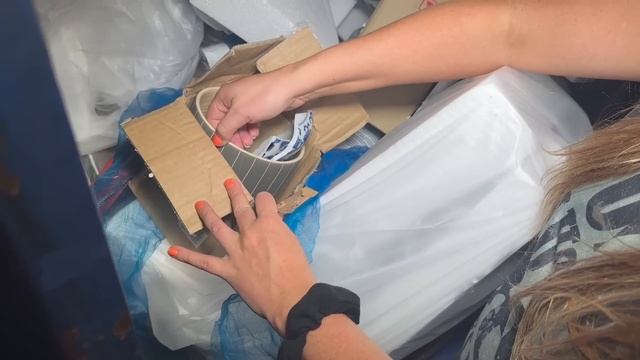 AMAZON EMPLOYEE'S PACKED THEIR DUMPSTER WITH RETURNS ! смотреть онлайн