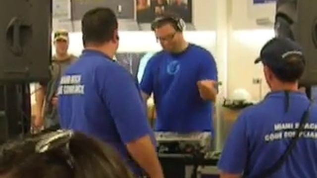 Claude VonStroke @ Apple Store Incident смотреть онлайн