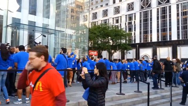 iPhone 6 / 6 Plus Launch New York City Apple Store смотреть онлайн