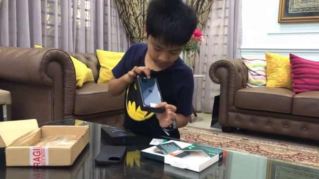 10 YEAR OLD HADIF, UNBOXING IPHONE 12 PRO + MOUS CASE 3.0 смотреть онлайн
