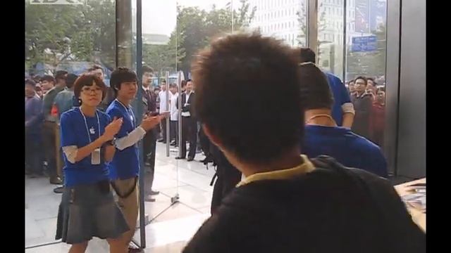 Apple's iPhone 4 goes on sale in China смотреть онлайн