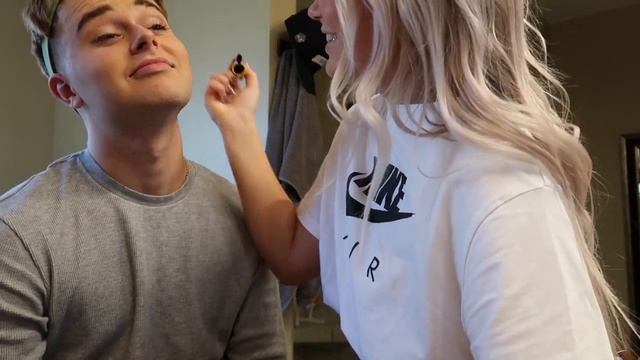 GIRLFRIEND DOES BOYFRIENDS MAKEUP CHALLENGE & AirPods Giveaway смотреть онлайн
