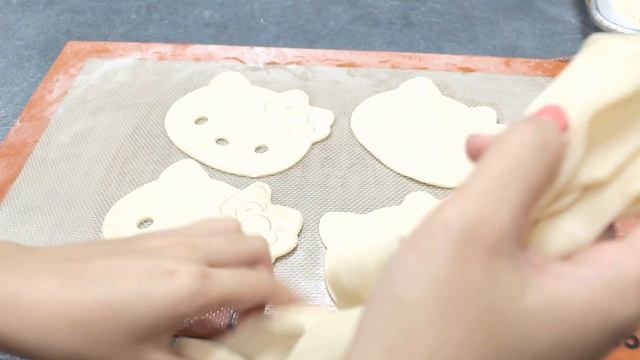 How to Make Hello Kitty Apple Pies! смотреть онлайн