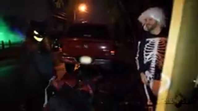 I Gave Out $1000 iPhone XS for Halloween! Reactions Were Priceless! смотреть онлайн