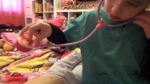 Дети сами вызывают доктора  Играем в доктора. Заболел ребенок.