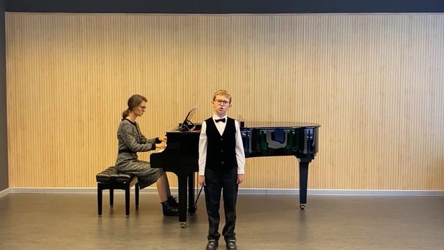 Бабушка и внучек (исполняет Строганов Матвей) смотреть онлайн