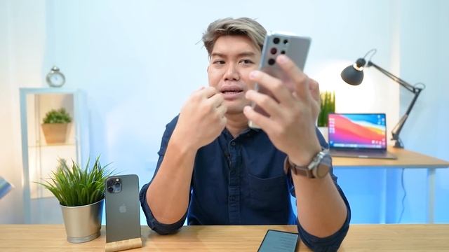 รีวิว Galaxy S21 Ultra อัพเดทล่าสุดเทียบรุ่นเก่าและ iPhone 12 Pro Max ดีไหมถ้าจะซื้อตอนนี้ ? смотреть онлайн