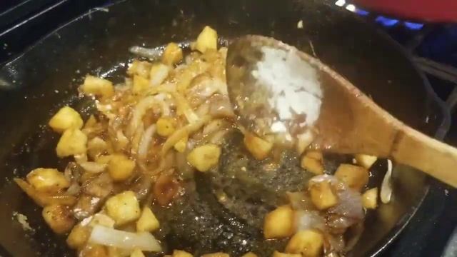 Dinner Tonight-Sausage with Onion-Apple Gravy over Potatoes смотреть онлайн