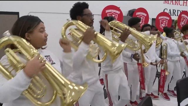 Usher shines alongside local high school band in Apple Music Super Bowl commercial смотреть онлайн