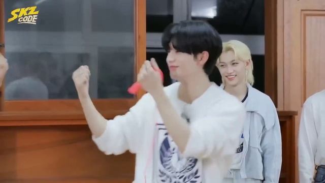 хёнджин и сынмин танцуют блэк дор мило русская озвучка смотреть онлайн