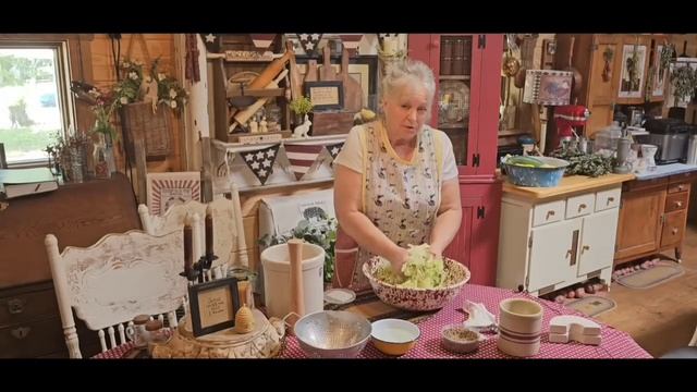 Fermenting kraut, with apples and onions, taste good, And good for your Gut Health смотреть онлайн