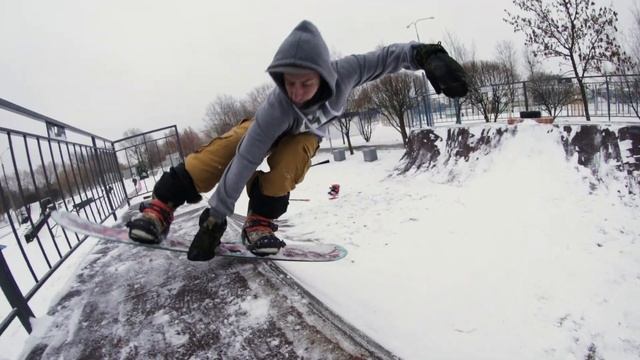 Weekend snowboarding in the skatepark! смотреть онлайн