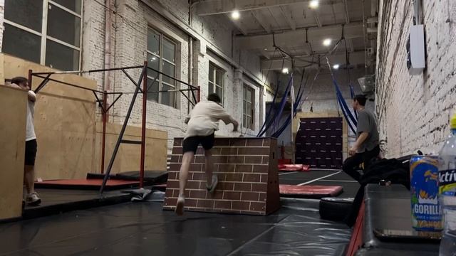 Тренирую дабл корк/колесо винт/полтора винта - Паркур влог смотреть онлайн
