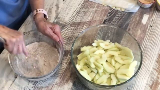 How to make a Homemade Apple Pie | Pie from scratch | Southern apple pie | Mama Sue's recipes смотреть онлайн