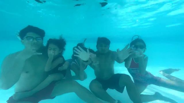 Iphone 13 Pro Max Under Water Swimming Pool Test смотреть онлайн