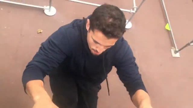 MAN EATS APPLES AND WEARS HELMET, YOU WONT BELIEVE WHAT HAPPENS NEXT! смотреть онлайн