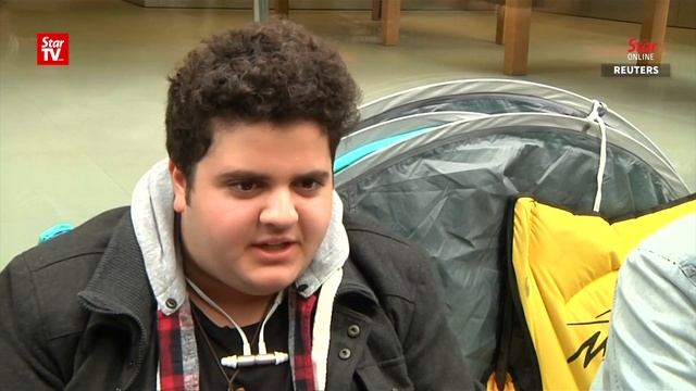 Hundreds line up in Sydney, Singapore, Tokyo for Apple iPhone X launch смотреть онлайн