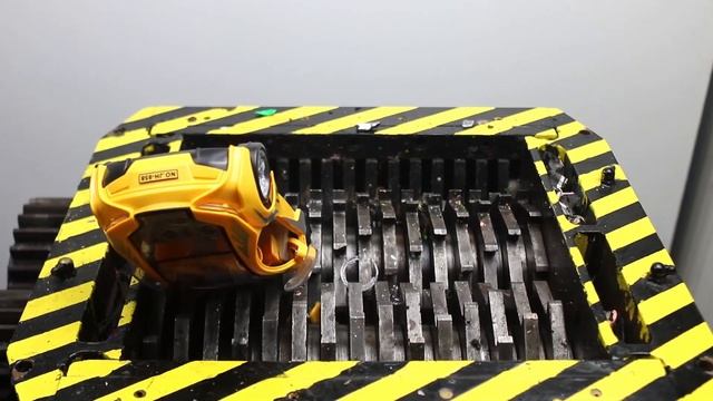 Formula 1 Car VS Fast Shredder смотреть онлайн