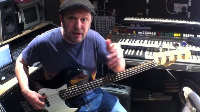 Bass Guitar Lessons - Money (Pink Floyd) смотреть онлайн