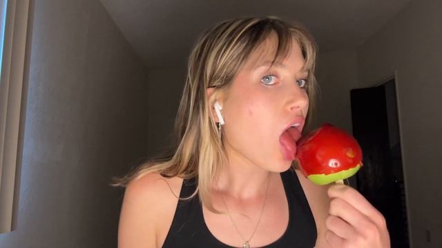 ASMR Candy Apple… succulent and sweet! смотреть онлайн