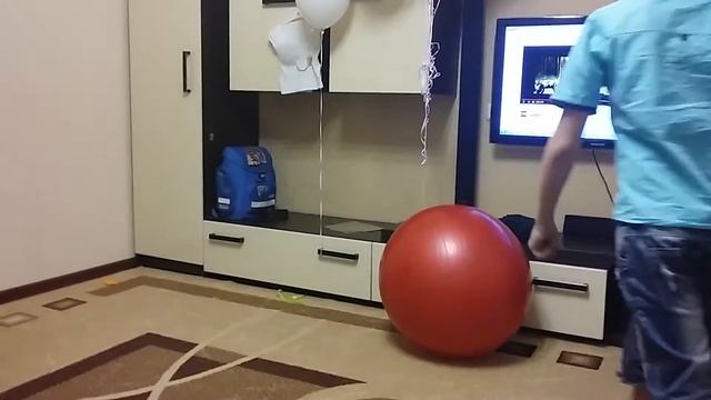 Мальчик хотел ударить по мячу смотреть онлайн