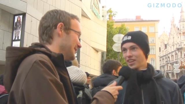 Verkaufsstart des iPhone 4S: Interview vor dem Apple Store München смотреть онлайн