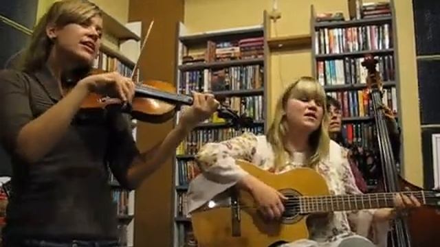 Don't Sit Under the Apple Tree - Gloria Darlings смотреть онлайн