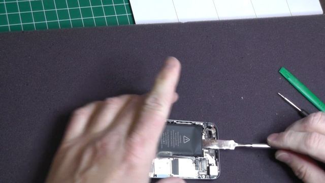 Replacing iPhone 5 battery смотреть онлайн