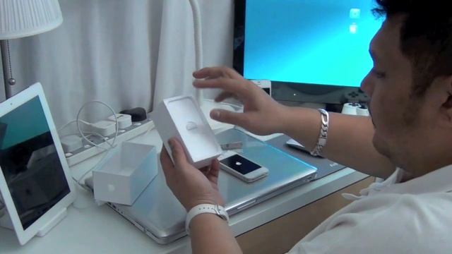 Apple iPhone 4S Unboxing Malaysia (64GB White) смотреть онлайн